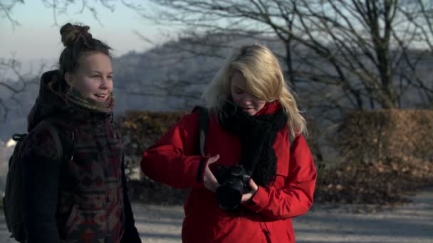 Vrouwen nemen van foto 's — Stockvideo