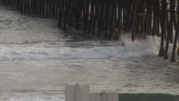 Ondas do mar salpicando contra a costa — Vídeo de Stock