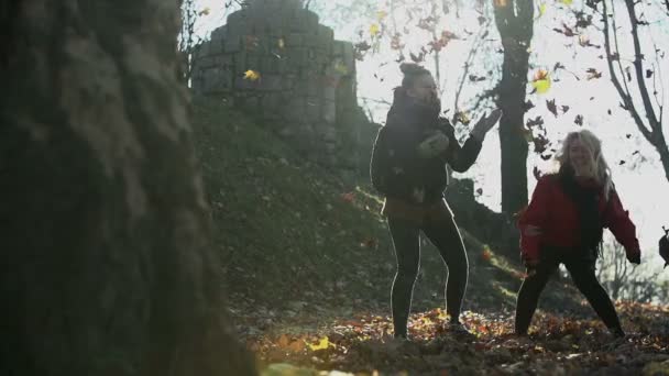 Frauen werfen Herbstblätter — Stockvideo