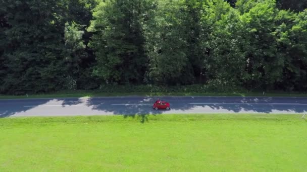 Carro vintage está passando por uma floresta enquanto dirige — Vídeo de Stock