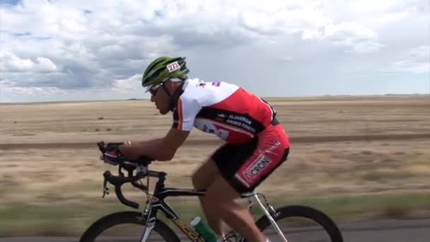 Concorrente de ciclismo avançando na pista — Vídeo de Stock