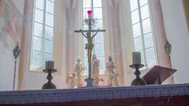 Close-up shot with the candles and cross on the altar — Stockvideo