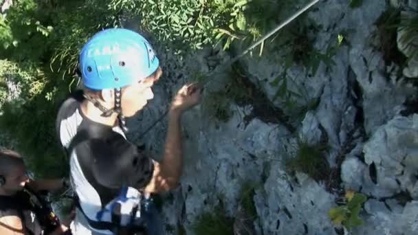 Подростки, практикующие свои навыки альпинизма — стоковое видео