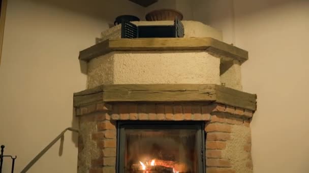 Cheminée intérieure avec une cheminée en bois rond 