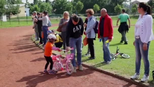Kompetisi anak-anak dalam maraton bersepeda — Stok Video