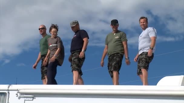 Ciclista in sella con la sua squadra alle sue spalle — Video Stock