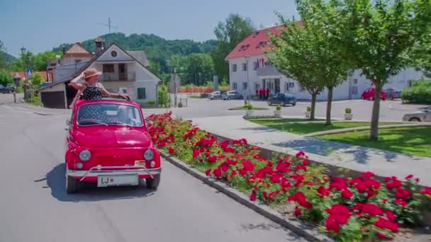 Un couple de personnes âgées conduit autour de la ville — Video