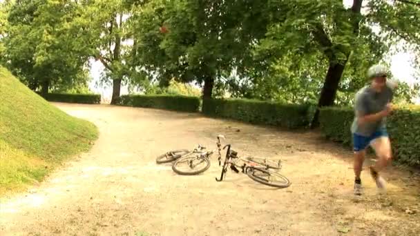 Tenagers, pozostawiając ich rowery — Wideo stockowe