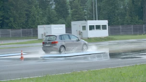 Paseos en coche en pista de carreras — Vídeo de stock