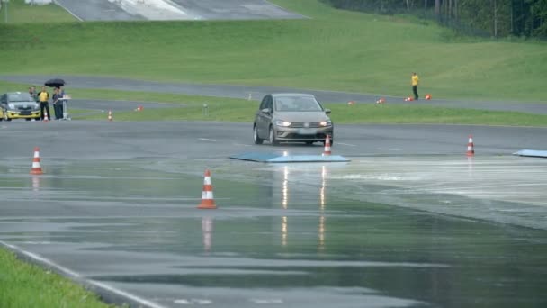 Coches paseos en pista de carreras — Vídeo de stock