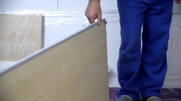 Hombre montando muebles nuevos — Vídeos de Stock