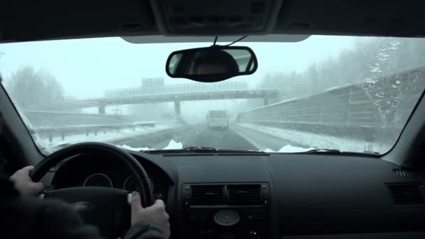 Hombre coche de conducción — Vídeo de stock