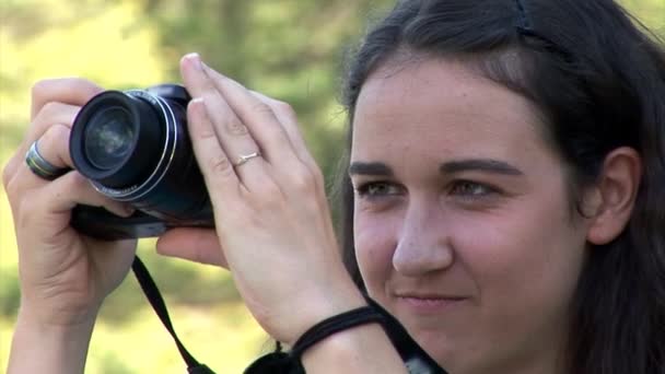 Menina está documentando a viagem de caminhada com sua câmera — Vídeo de Stock