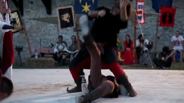 Festival mit Reenactment der kämpfenden Ritter — Stockvideo