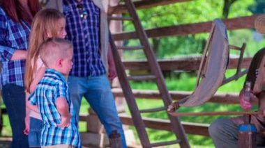 Aile yaşlı adamla konuşuyor