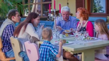 Aile onların öğle yemeği zevk alıyor