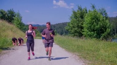 adam bir kadının birlikte çalışan