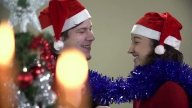 Noel zamanda eğleniyor Çift