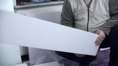 Erkekler gardırop toplanıyor