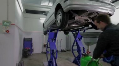 lastikleri kontrol işçi