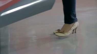 kadın girerek kırmızı araba