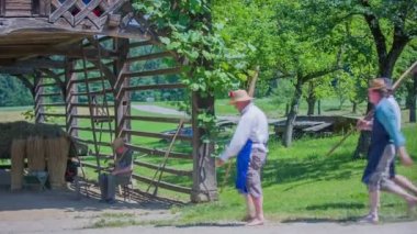 İşçi çalışmaya başlamak için geliyor