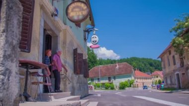 iki restorandan dışarı yürüyor