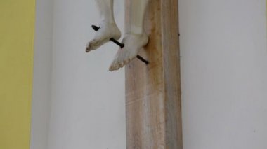 Duvarda İsa heykeli