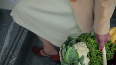 groceryies ile yürüyen kadın