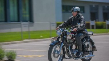 adam sürme motosiklet