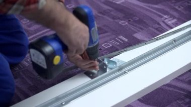 kompakt Akülü matkap-sürücü kullanan adam