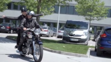 Bir erkek ve kadın onların motosiklet sürüş