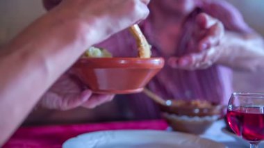 kadın onun plaka üzerinde patates koyuyor