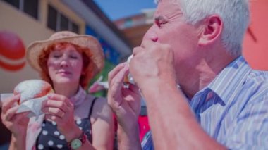 Büyük bir çift çörek yiyor