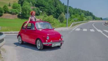 Kırmızı yugo geri ana yola çeker