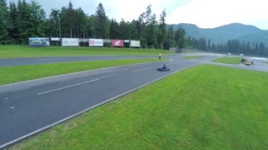 kart yarışçılar çokgen asfalt dersleri ile devam et