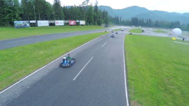 Çokgen asfalt kursları ile sürüş kartları gitmek