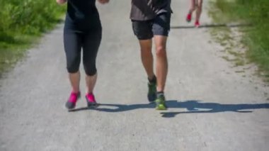 Yolda koşan bir çift.