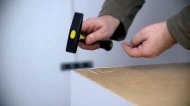 çekiç kullanan adam