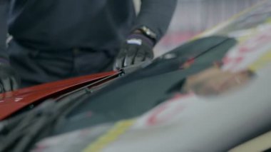 adam silecek üzerinde lastik değiştirme