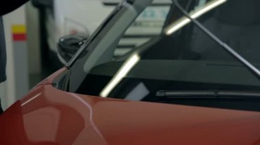 adam silecek üzerinde lastik değiştirme