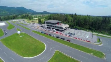 Eğitim araba için kullanılan bir kırsal üzerinde asfalt kursları