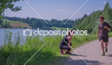 Genç bir Bayan onun ayakkabı bağcığı bağlama