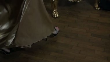 Pahalı bir sandalye oyulmuş kadın oturur