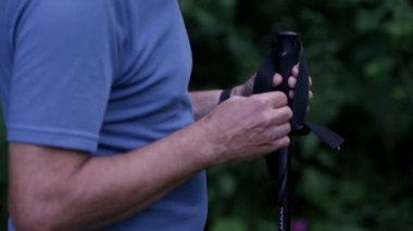 Trekking direkleri olan adam