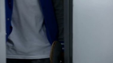 Asansör kapıları tutan çocuk