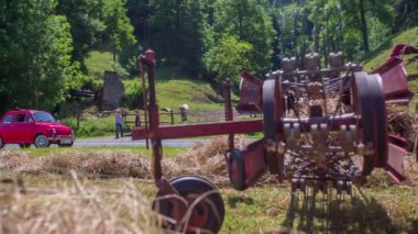 Çift bir kırsal sokakta geçiyor