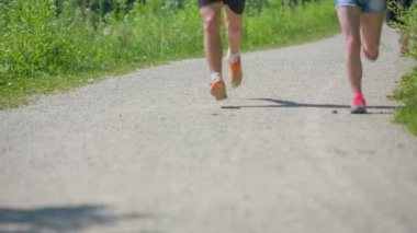 insanlar göl çevresinde koşu