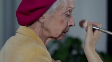 Makyöz toz çocuklar yüz koyar.