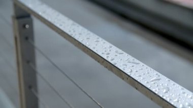 Bir çelik çit üzerinde yağmur damlaları